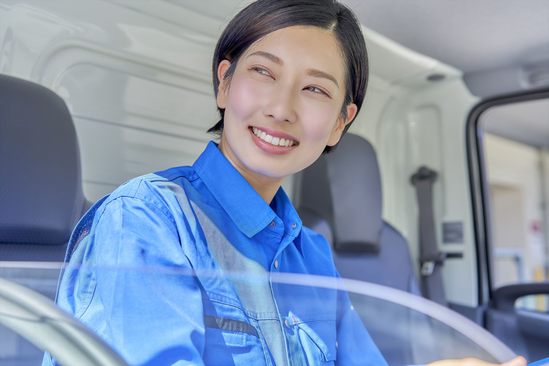 運転中の女性スタッフ